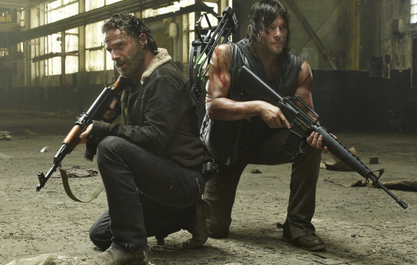 Рик и Дерил из Ходячих Мертвецов держат оборону