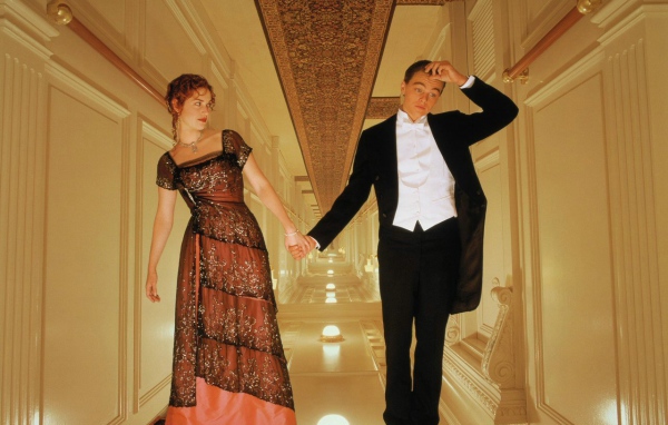 Роуз и Джек взялись за руки в фильме Титаник