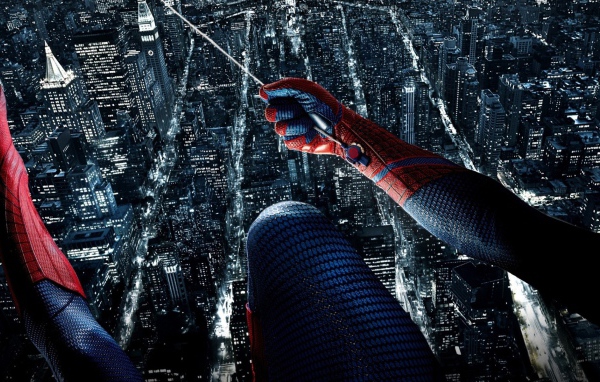 Человек паук над городом