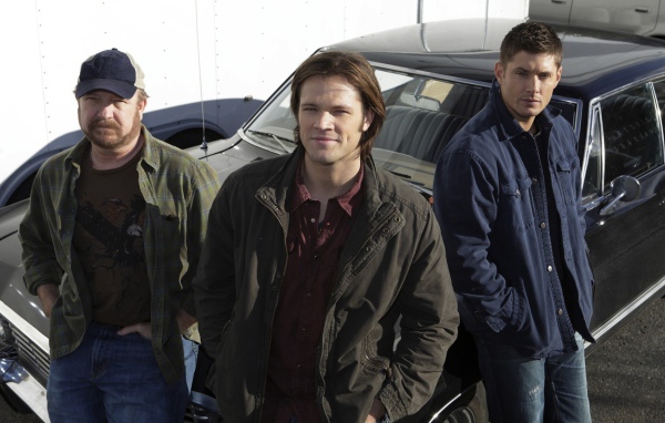 Винчестеры у автомобиля из сериала Сверхъестественное