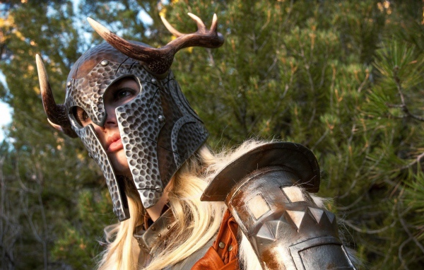 Девушка в доспехах с рогами