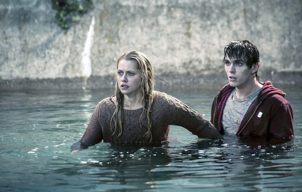 Тепло наших тел зомби купается с девушкой