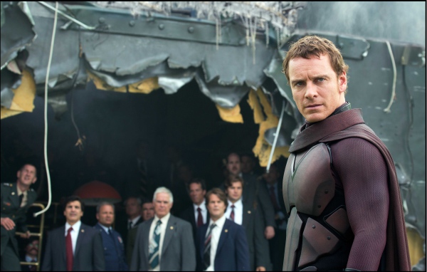  Люди Икс: Дни минувшего будущего возле разрушенного самолета