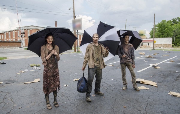 Зомби из Ходячих Мертвецов с зонтами