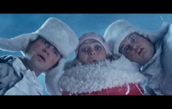 Момент из фильма Ёлки 3