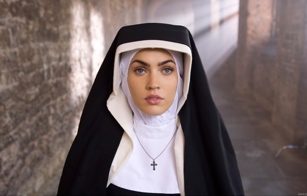 Актриса в роли монашки