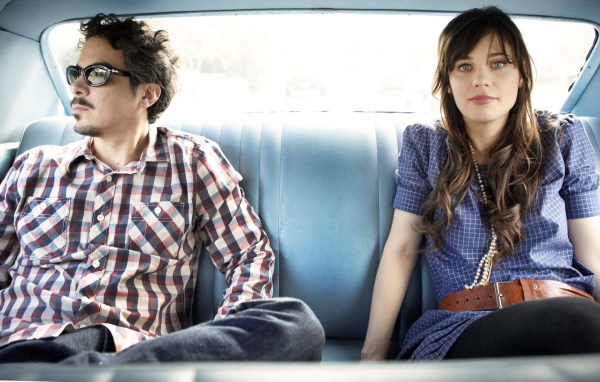 Актеры сидят в автомобиле