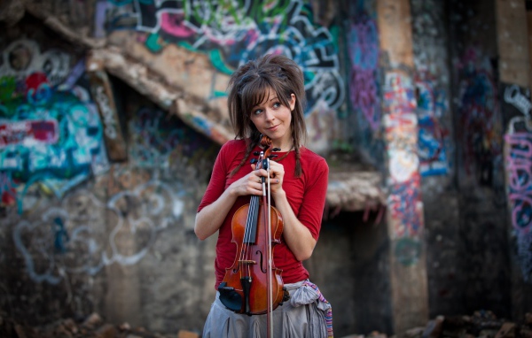 Девушка со скрипкой улыбается