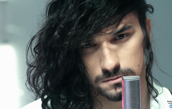 У микрофона солист Quest Pistols