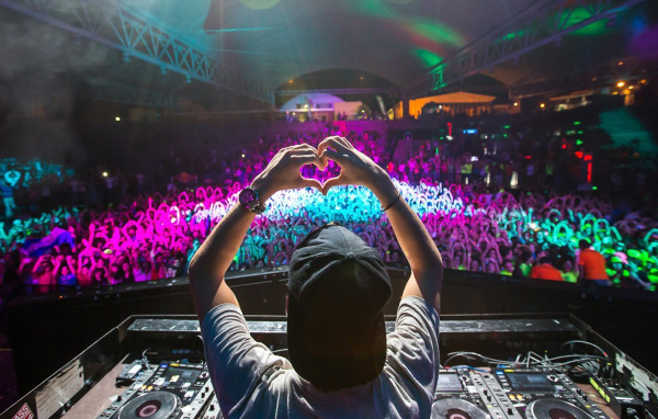 DJ shows heart