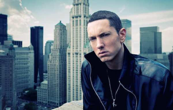 Eminem на фоне города