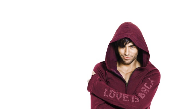 Энрике Иглесиас в толстовке на белом фоне