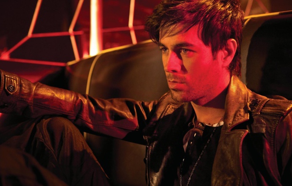 Энрике Иглесиас в кожаной куртке