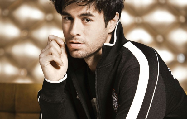 Энрике Иглесиас загадочный взгляд