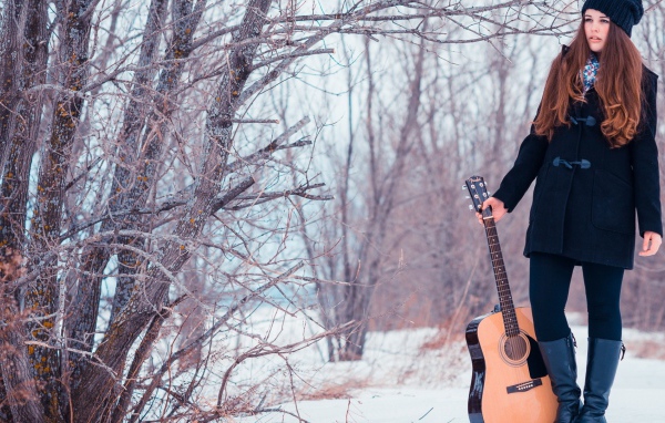 Девушка с гитарой в парке