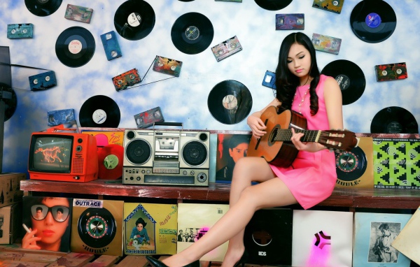 Девушка с гитарой пластинки