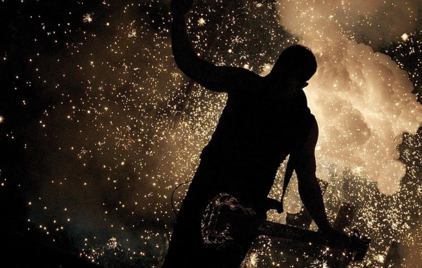 Гитарист на фоне искр