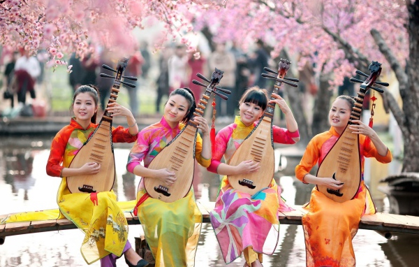 Японки с инструментами