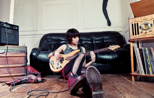 Kожаный диван и бас гитара