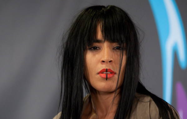 Loreen с красной помадой