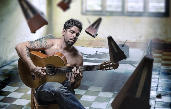 Мужчина играет на гитаре