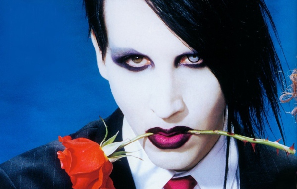Marilyn Manson с розой в зубах