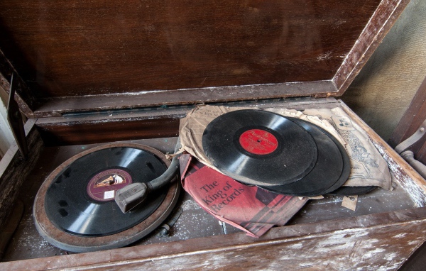 Старые пластинки в пыли