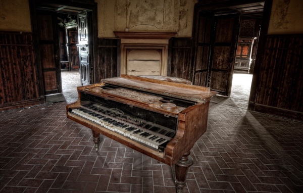 Рояль и красивый пол