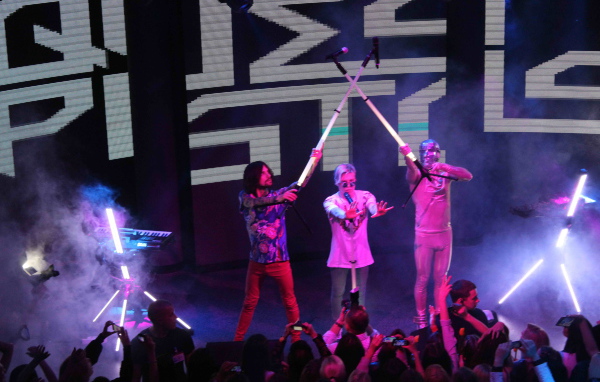 Сражение на микрофонах на концерте Quest Pistols