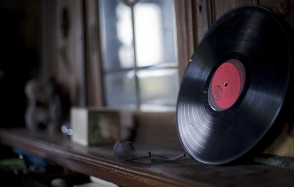 Старая пластинка на полке