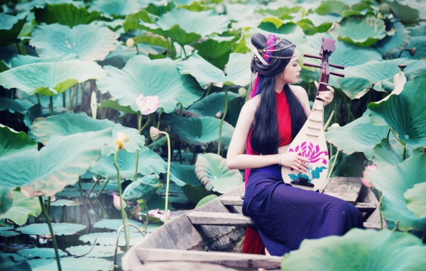 Женщина в лодке