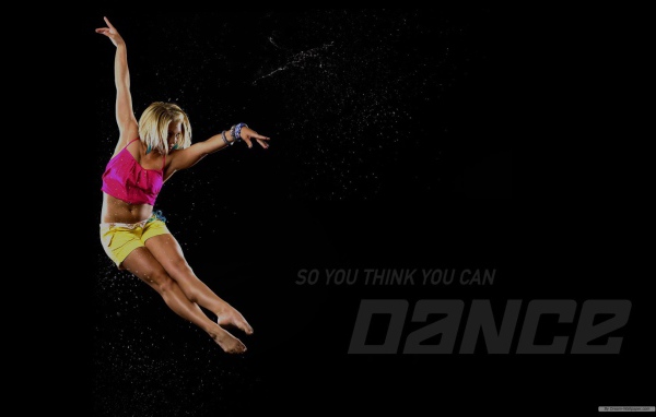 Молодая девушка в танце