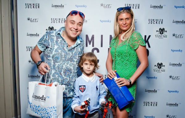 Доминик Джокер с семьей на открытии ресторана