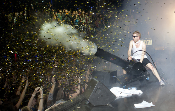 Иван Дорн на концерте запускает хлопушку