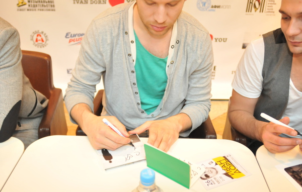 Иван Дорн раздает автографы