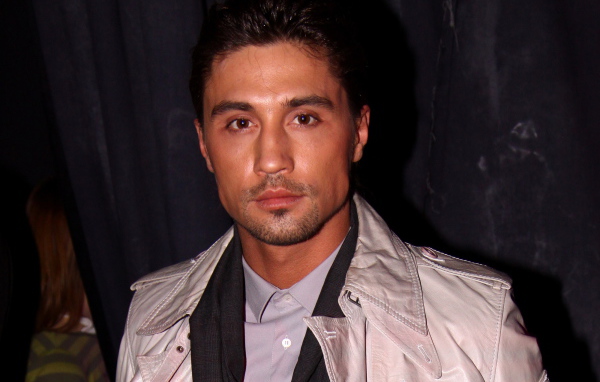 Дима Билан в элегантном плаще 