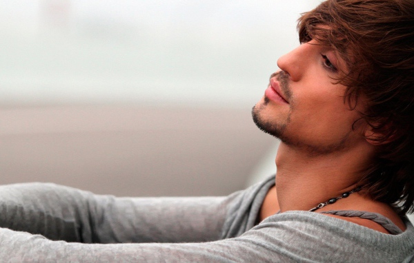 Дима Билан задумчиво смотрит