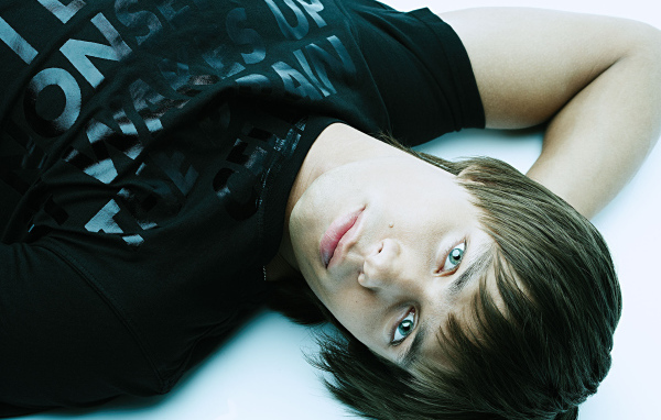 Стас Пьеха в черной футболке