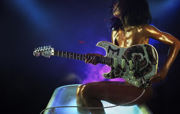 Девушка в ванной с гитарой