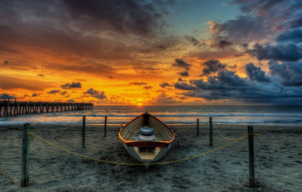 Лодка на пляже в песке