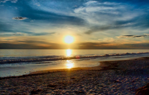 Tихий пляж на рассвете