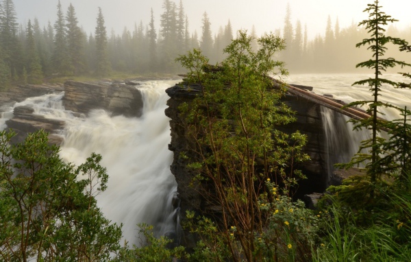 Водопад на камнях