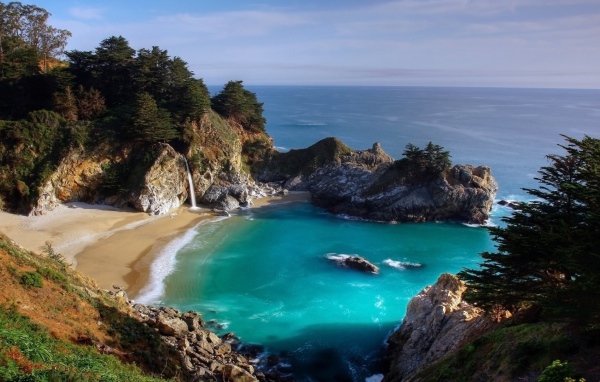 Небольшой пляж с водопадом