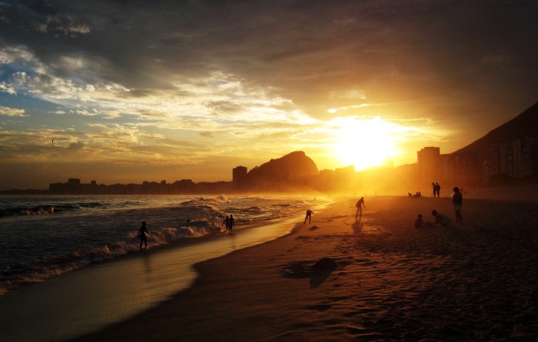 Купание на заходе солнца