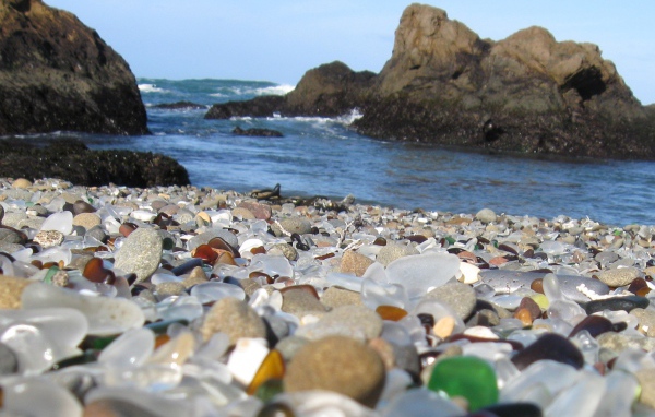 Пляж покрытый стеклом