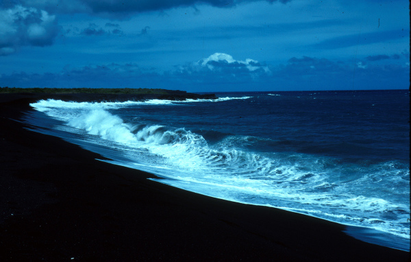 Пляж из черного песка