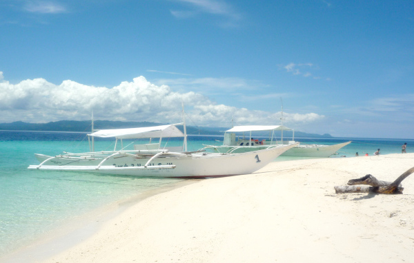 Пляж из белого песка