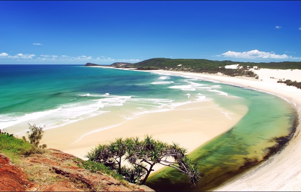 Вид на пляж с горы