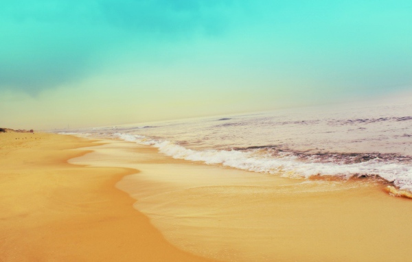 Пляж с желтым песком