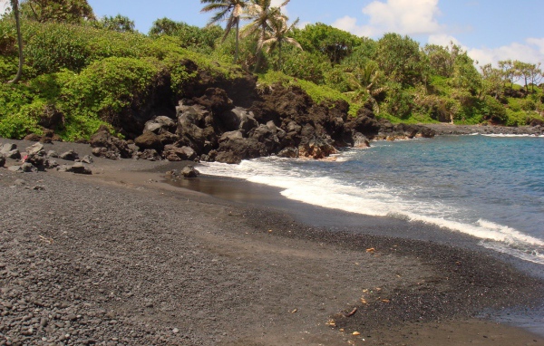 Черный песок на пляже